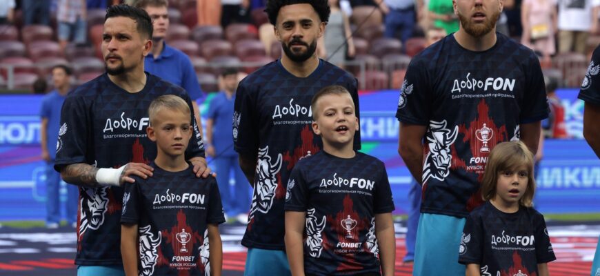 ⚽ Почему футболисты выходят на поле с детьми: смысл и значение традиции